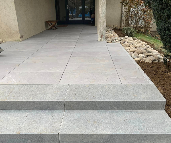 Pose de marches en granit et carrelage extérieur devant une entrée à Besançon