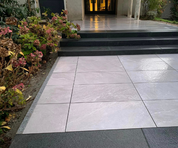 Carrelage extérieur et marches granit dans un aménagement à Besançon