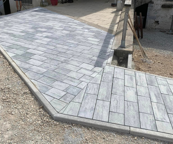 Aménagement extérieur en pavés avec bordures en béton à Fontain réalisé par la SARL Jeanney Frères