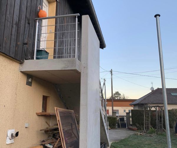 Plateforme en béton avec escalier préfabriqué installé par la SARL Jeanney Frères à Mamirolle
