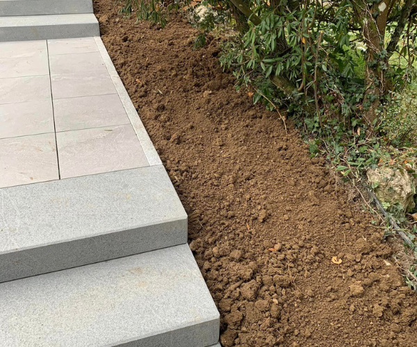 Bordures granit et finition de marches pour un aménagement extérieur à Besançon