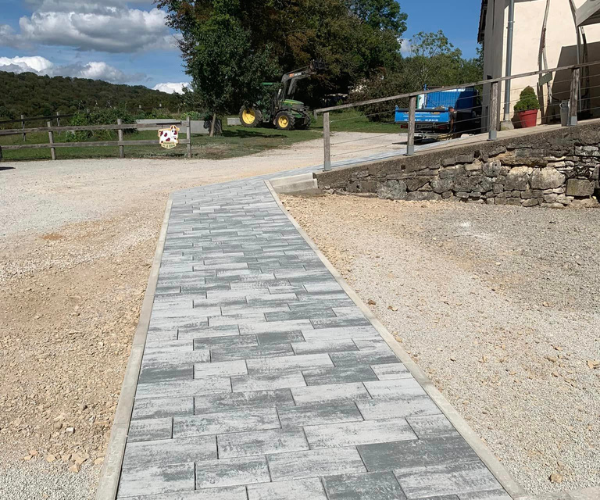 Chemin d’accès extérieur pavé menant à l’habitation à Fontain