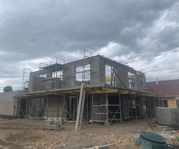 Construction de l’étage avec murs en blocs béton à Foucherans