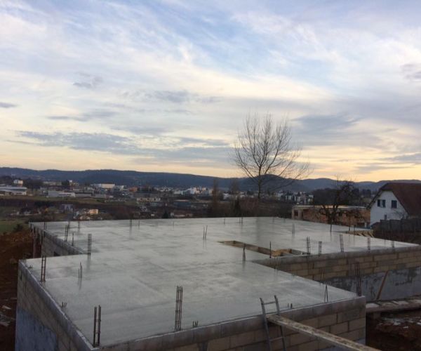 Coulage et finition d’une dalle béton pour une maison en construction à Montboucons