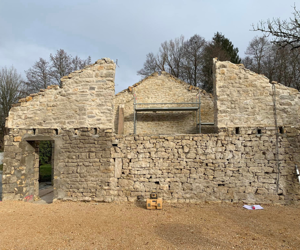 Dégagement complet des murs en pierre avant rénovation à La Vèze