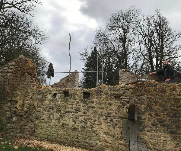 Démolition des hauteurs de murs en pierre pour rénovation à La Vèze