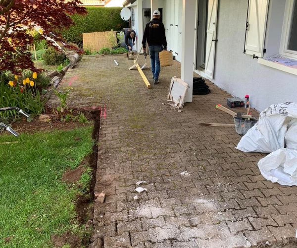 Dépose de l’ancien revêtement de terrasse dans le cadre d’un aménagement extérieur à Mamirolle