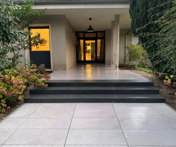 Accès principal carrelé avec escalier en granit et terrasse à Besançon