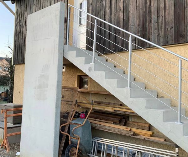 Pose d’un escalier préfabriqué en béton par la SARL Jeanney Frères à Mamirolle