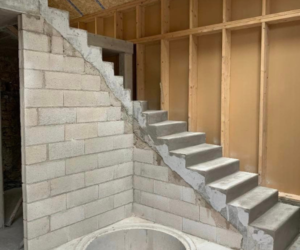 Escalier béton intérieur réalisé dans l’extension à La Vèze