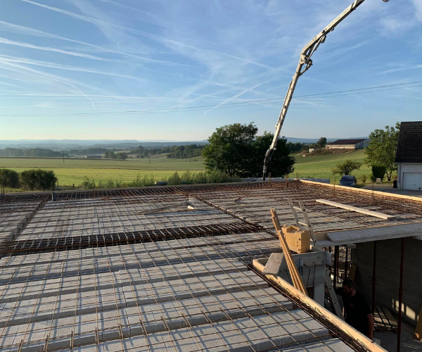 Ferraillage du plancher avant coulage du béton sur une maison à Foucherans