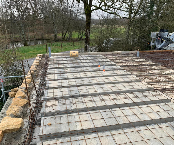 Ferraillage du plancher hourdis avant coulage de dalle à La Vèze