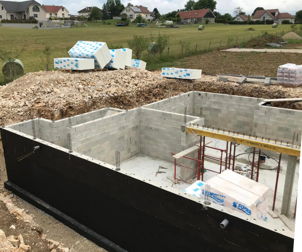 Fondations et murs de soubassement d’une maison individuelle à Foucherans