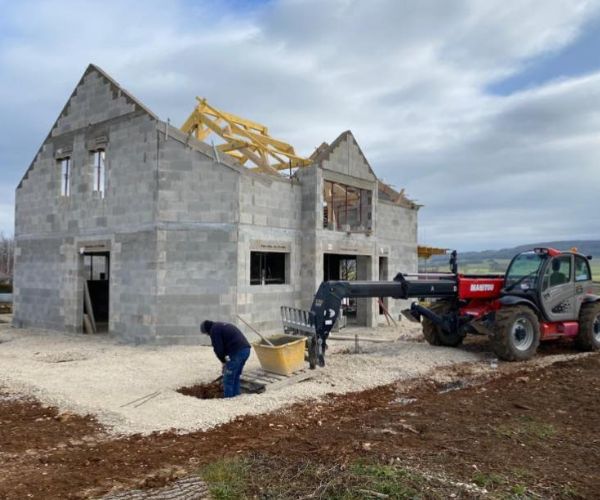 Gros œuvre et charpente d’une maison neuve en construction à Mérey-sous-Montrond