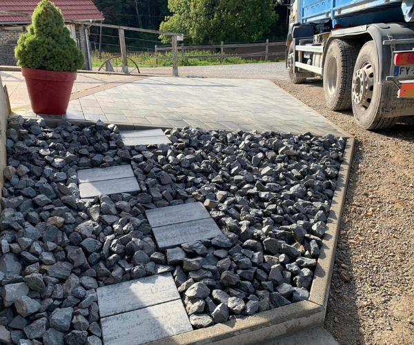 Aménagement minéral avec pavés intégrés et bordures en béton à Fontain