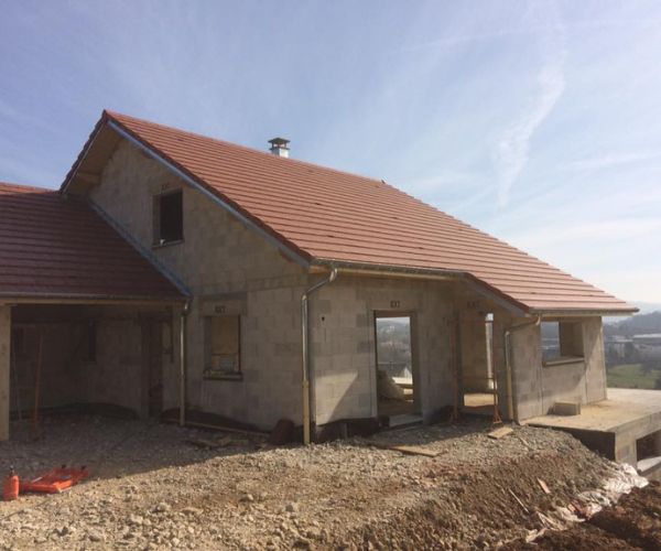 Maison neuve avec toiture terminée à Montboucons construite par la SARL Jeanney Frères