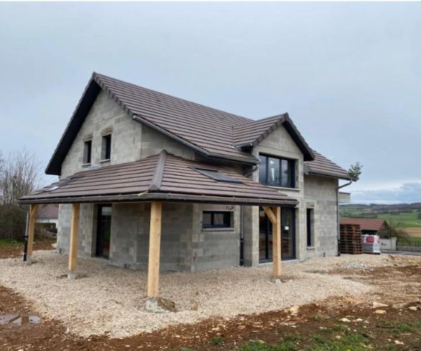 Maison neuve avec toiture terminée à Mérey-sous-Montrond construite par la SARL Jeanney Frères