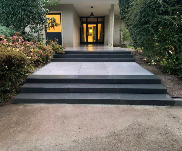 Grand escalier extérieur en granit avec marches de 120 cm à Besançon