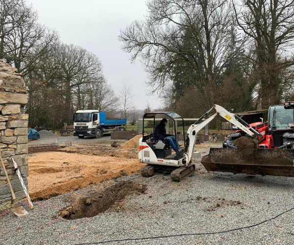 Mini-pelle creusant une tranchée pour réseaux à La Vèze