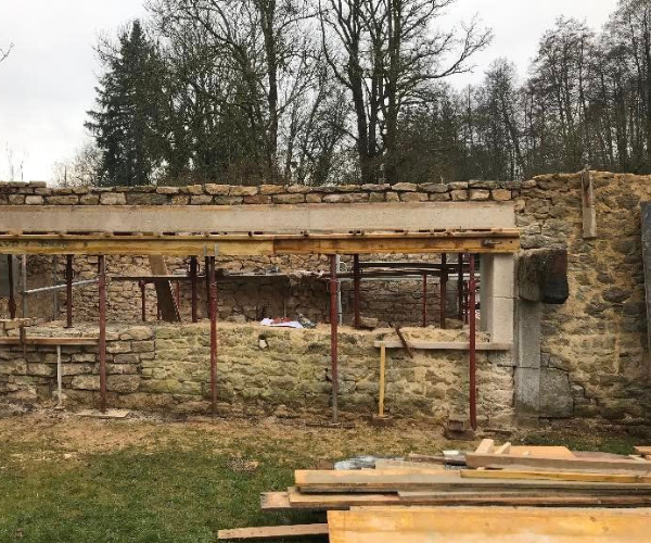 Création d’une ouverture dans un mur en pierre avec pose de linteau à La Vèze