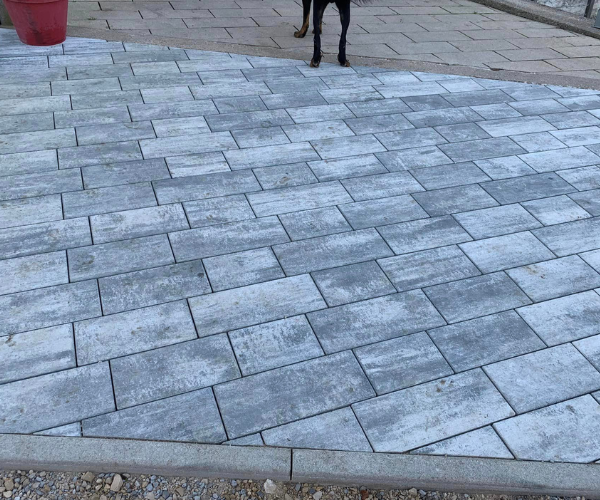 Pavage extérieur en blocs béton gris posé à Fontain par la SARL Jeanney Frères