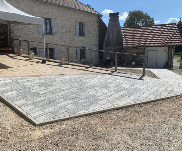 Grande zone pavée avec rampe d’accès extérieure réalisée à Fontain par la SARL Jeanney Frères
