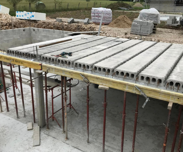 Pose d’un plancher hourdis avec poutrelles et entrevous à Foucherans