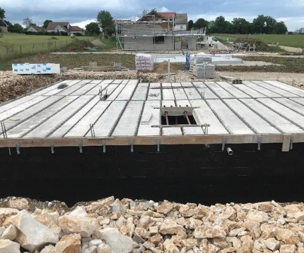 Plancher hourdis terminé sur une maison en construction à Foucherans