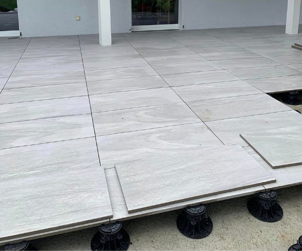 Pose de carrelage céramique sur plots pour une terrasse extérieure à Mamirolle