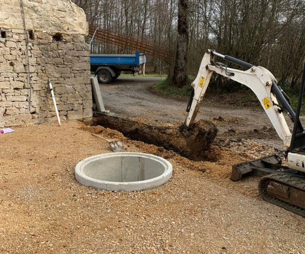 Pose d’une cuve béton et tranchée pour raccordement à La Vèze