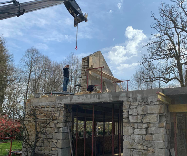 Pose d’un pignon en maçonnerie sur un bâti ancien à La Vèze