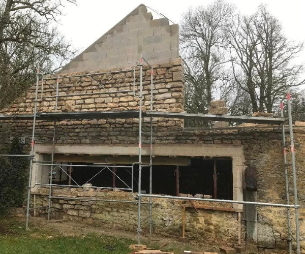 Reconstruction d’un mur ancien en pierre à La Vèze