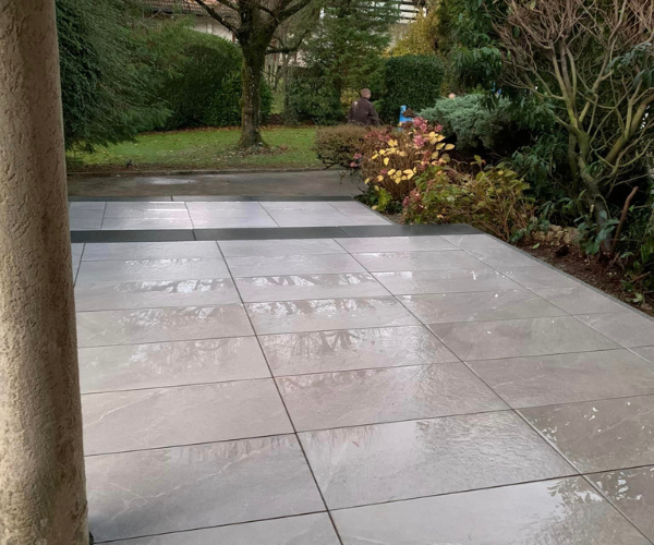Terrasse en carrelage grès cérame avec reflets, finition extérieure à Besançon