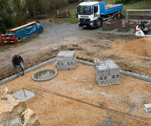 Préparation du terrassement pour l’extension d’un bâtiment ancien à La Vèze