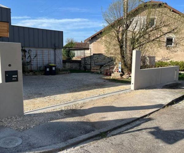 Mur préfabriqué et préparation d’accès à Quingey.