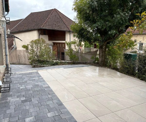 Terrasse carrelée avec pavés en bordure réalisée à Grandfontaine.