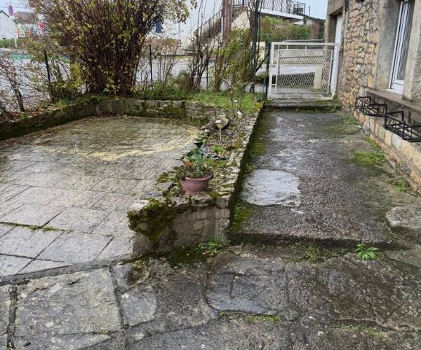 Ancienne terrasse dégradée avant rénovation à Grandfontaine.