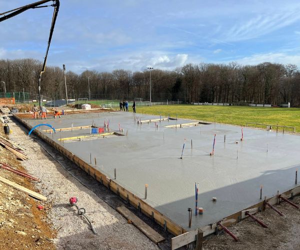 Dalle béton terminée sur le chantier des vestiaires à Perrouse.