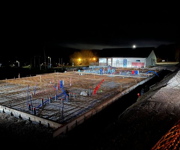 Ferraillage nocturne sur le chantier des vestiaires de foot à Perrouse.