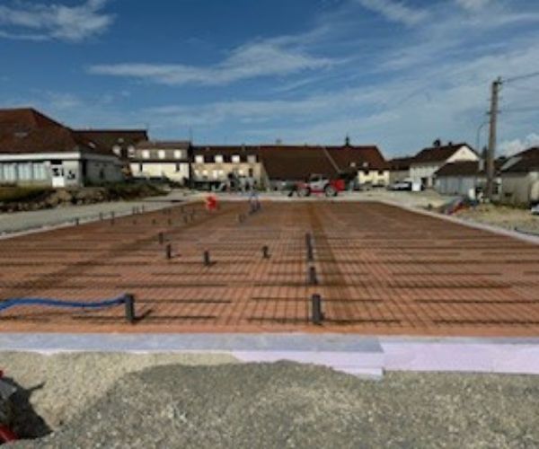 Ferraillage installé sur isolant avant coulage du radier béton à Levier.