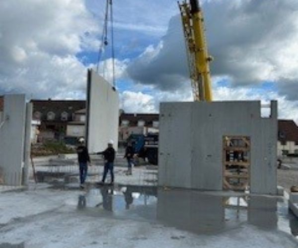Montage des voiles béton intérieurs sur le chantier du pôle périscolaire de Levier.