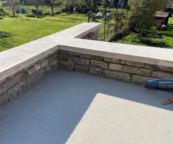 Mur en pierre réalisé autour d’une terrasse à Quingey.