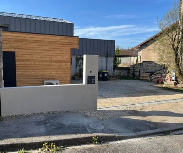 Entrée de maison à Quingey avec mur préfabriqué posé par Jeanney Frères.