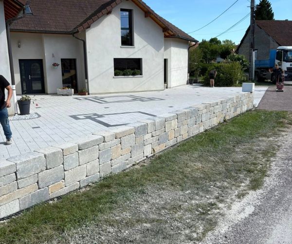 Travaux de pavage Birkenmeier en cours de finition à Trepot.