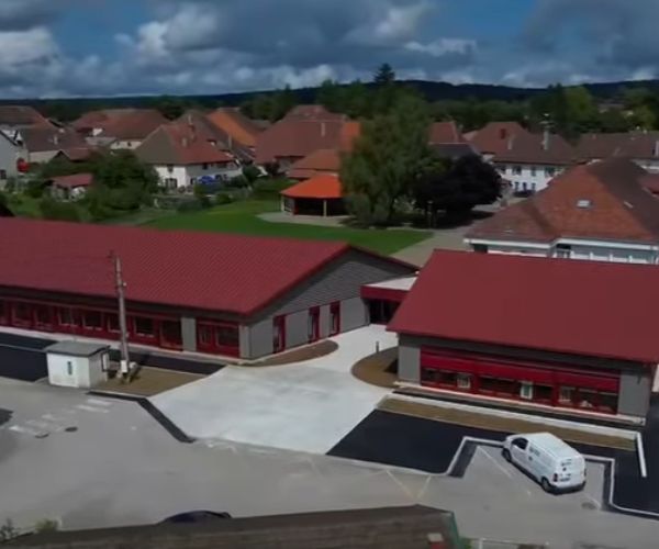 Vue aérienne du pôle périscolaire et de la crèche passifs terminés à Levier.