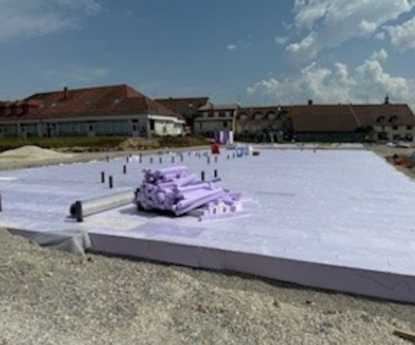 Isolant JACKODUR ATLAS installé sur la plateforme avant ferraillage du radier.