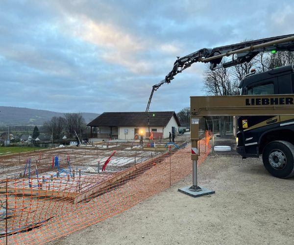 Pompe Liebherr en position pour coulage de dalle à Perrouse.