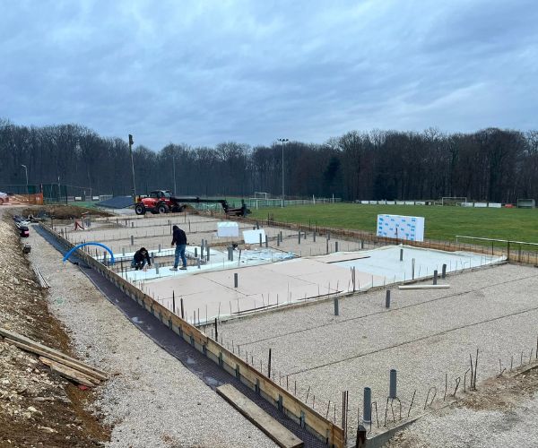 Radier et dalles béton en cours de réalisation pour les vestiaires à Perrouse.