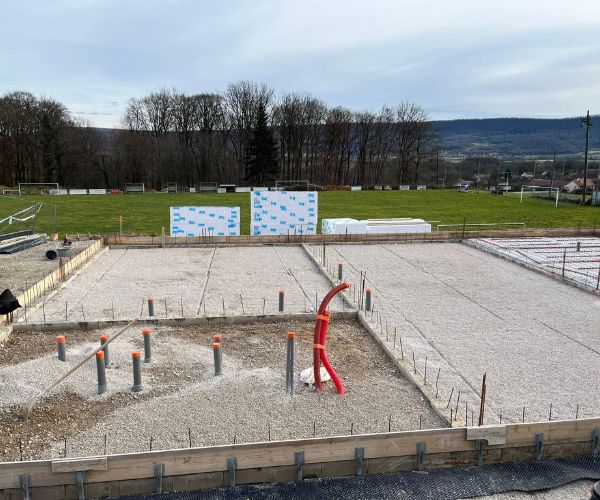 Mise en place des réseaux avant coulage de dalle à Perrouse.