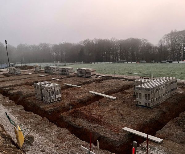Terrassement et préparation des fondations pour la construction des vestiaires de foot à Perrouse.